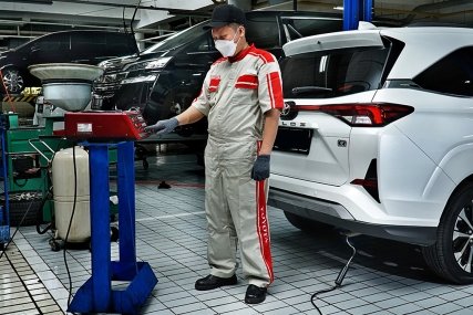 Uji Emisi Cegah Keracunan Gas CO dan Tekan Polusi Udara, Termasuk Menjaga Performa dan Keiritan Mesin Mobil Hybrid Toyota 